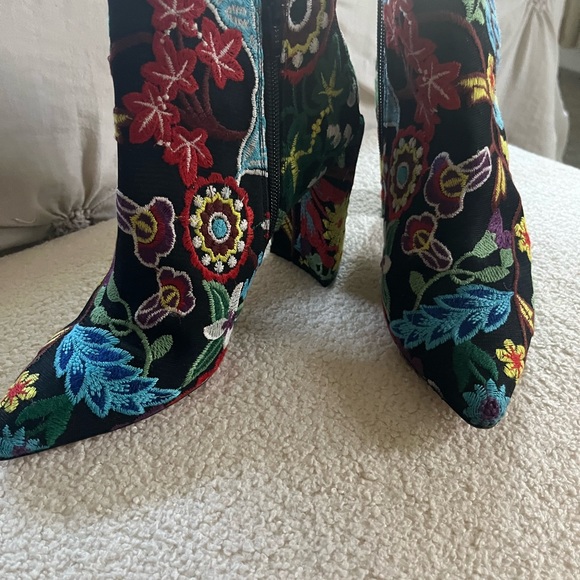 Gorgeous! Stuart Wietzman multi colored embroidered booties - Picture 3 of 4